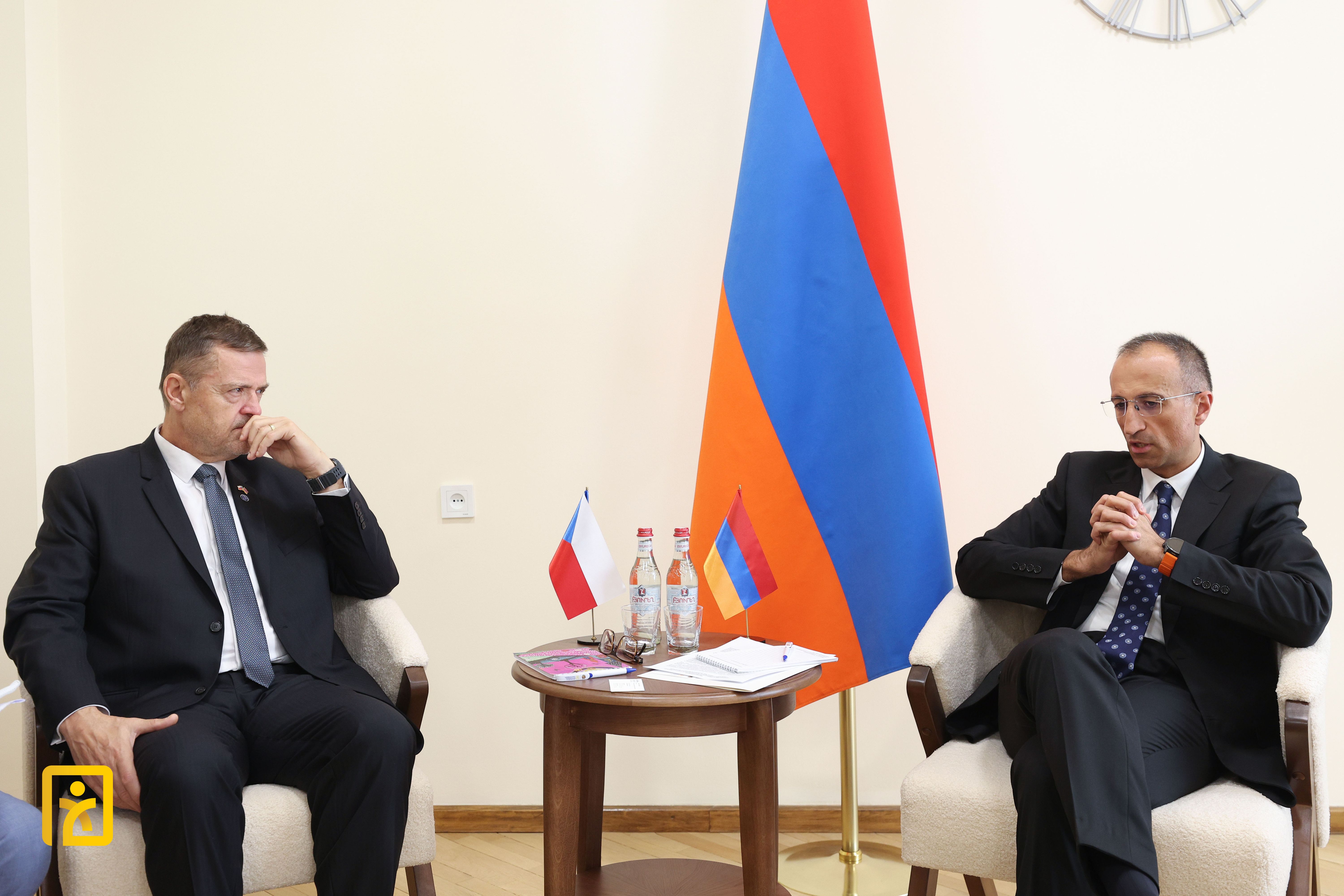 Նախարար Արսեն Թորոսյանն ընդունել է Չեխիայի խորհրդարանի Սենատի սոցիալական քաղաքականության հանձնաժողովի նախագահ Լումիր Կանտորի գլխավորած պատվիրակությանը