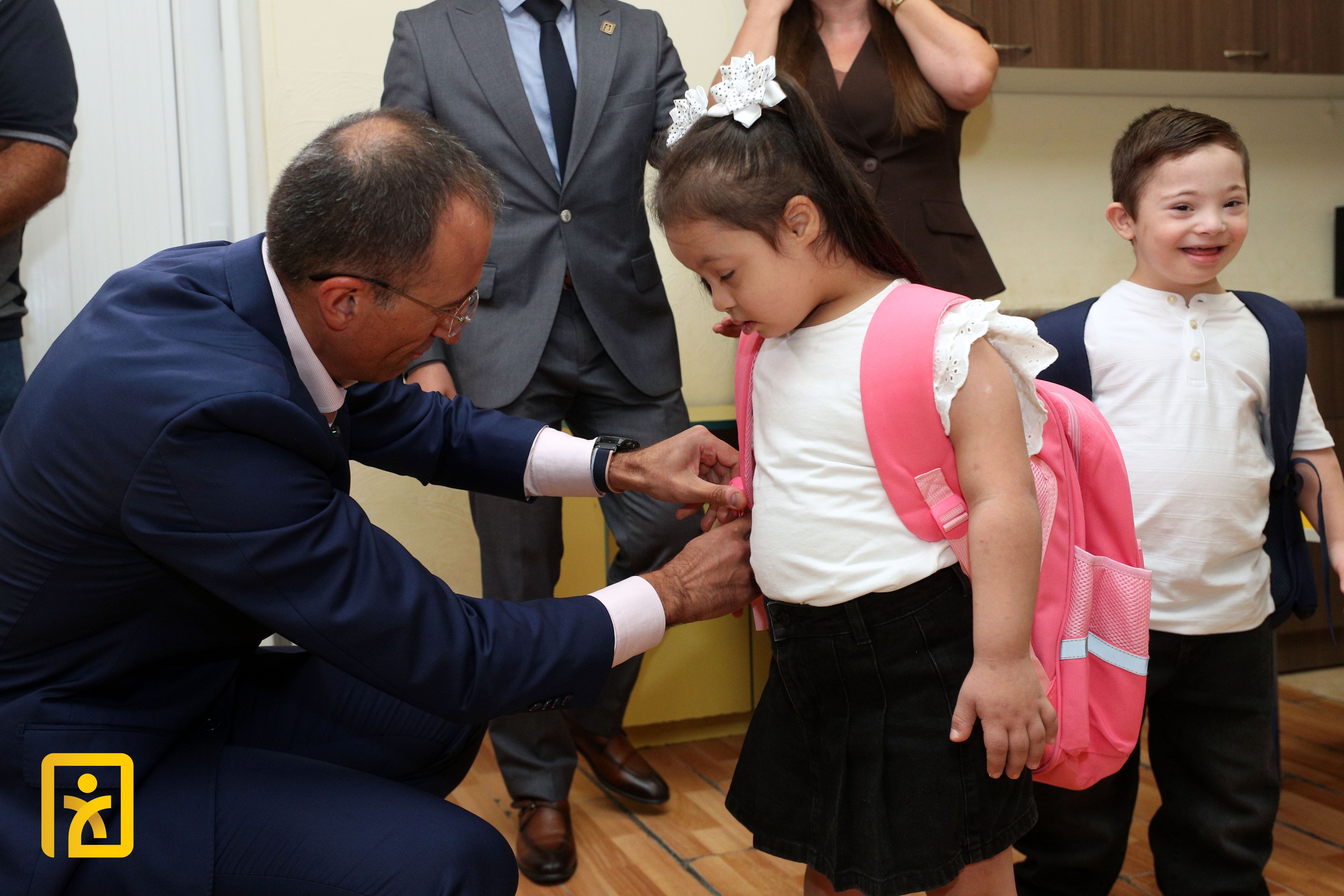Minister of Labor and Welfare Arsen Torosyan Accompanies Three Children from Yerevan Children’s Home to Their First Day of School